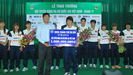 Ông Nguyễn Đình Lân, Phó GĐ Sở VH-TT&DL Hà Nội trao thưởng cho tuyển nữ Việt Nam.